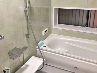 バスルームリフォーム 高級感のある洗面台と広々くつろげる浴室