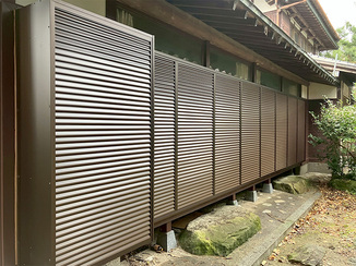 エクステリアリフォーム 大開口でもスムーズに開閉できる、快適な8枚建て雨戸