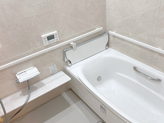 バスルームリフォーム 四方手すりで安心！高齢者に優しいバスルーム