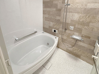 バスルームリフォーム 大きな浴槽でゆったりくつろげる快適バスルーム