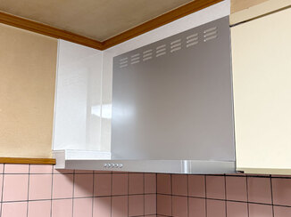 キッチンリフォーム 明るくなった洗面化粧台と使いやすくなった水栓＆レンジフード