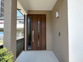 外壁・屋根リフォーム 外壁との段差をなくしてすっきり整えた玄関まわり