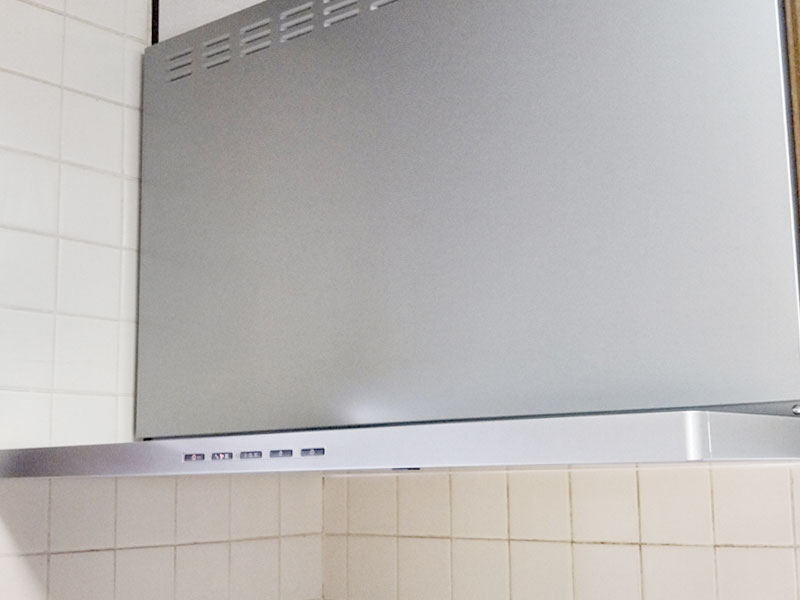 赤外線で連動し、換気ファンのつけ忘れを防ぐレンジフードとコンロ